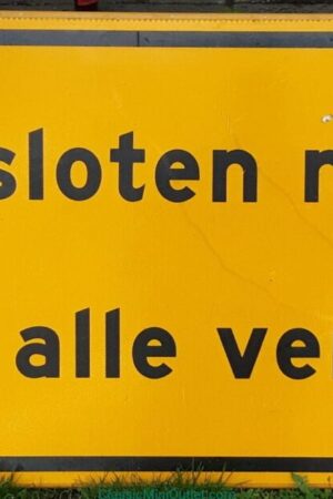 Groot reflectetend verkeersbord afgesloten rijweg