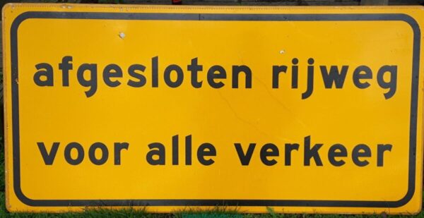 Groot reflectetend verkeersbord afgesloten rijweg